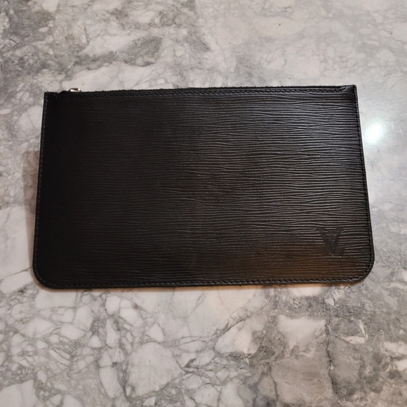 SOLD Neverfull Pouch with Inclusions- Epi Noir - Picture 7 of 16